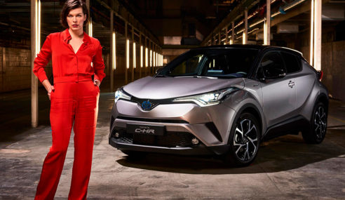 Nuevo Toyota C-HR y Milla Jovovich y el Auto-Teatro Inmersivo