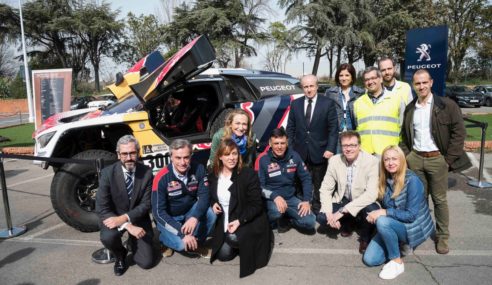 Carlos Sainz y el Peugeot 3008 DKR en PSA en Madrid