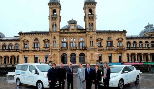 Nissan cede un Leaf y un e-NV200 a los taxis de Donosti