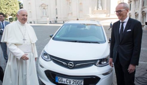 El PAPA recibe un Opel Ampera-e