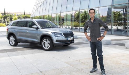 Alberto Contador recibe su Škoda Kodiaq