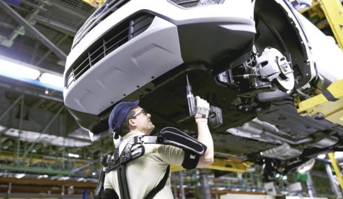 La planta de Ford de Valencia, primera en el mundo en integrar exoesqueletos en sus líneas de montaje