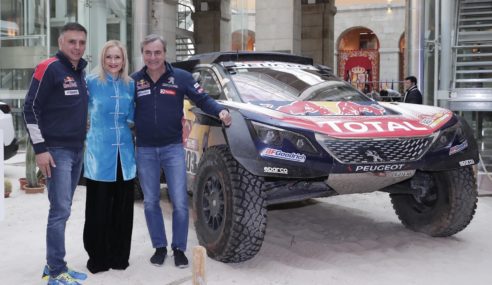 La CAM homenajea a Carlos Sainz y Lucas Cruz