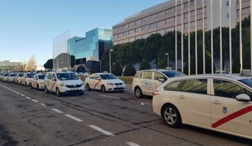 Los chantajes del gremio del taxi ganan en Barcelona. Pierde el consumidor.