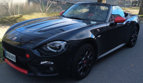 Abarth 124 Spider centro de todas las miradas en la redacción de estomesuena