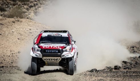 Fernando Alonso prueba el Toyota Hilux del Dakar, ¿Otro reto?