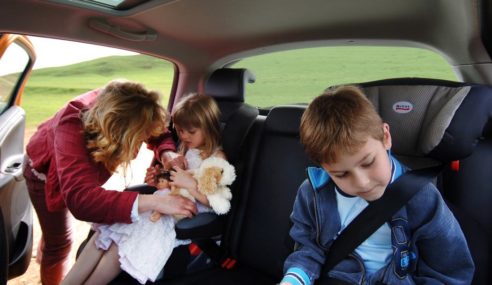 En cualquier desplazamiento en coche, hay que ir bien sujetos