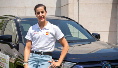 Carolina Marín recibe su nuevo Toyota RAV4 Hybrid