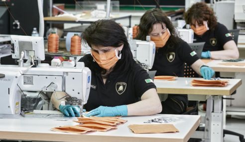 Lamborghini produce en Sant’Agata Bolognese mascarillas y viseras de protección de plexiglás