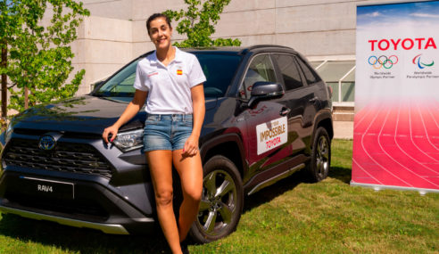 Carolina Marín recibe su Toyota RAV4 Electric Hybrid