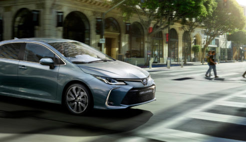 Toyota Corolla Sedan Electric Hybrid nuevos equipamientos