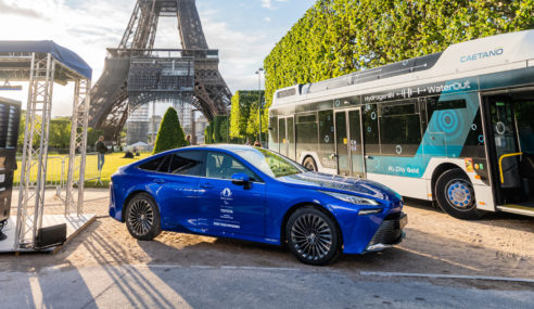 Toyota ilumina con su pila de hidrógeno la Torre Eiffel