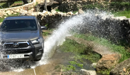 Prueba del Toyota Hilux INVINCIBLE, va con todo