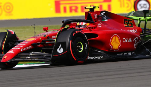 Carlos Sainz reina en Silverstone con su Ferrari